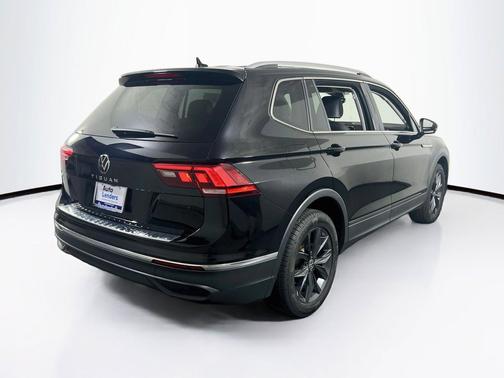 Deep Black Pearl 2023 Volkswagen Tiguan 2.0T SE