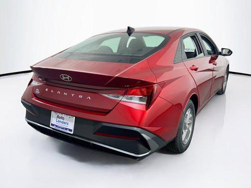 2024 Hyundai ELANTRA SE