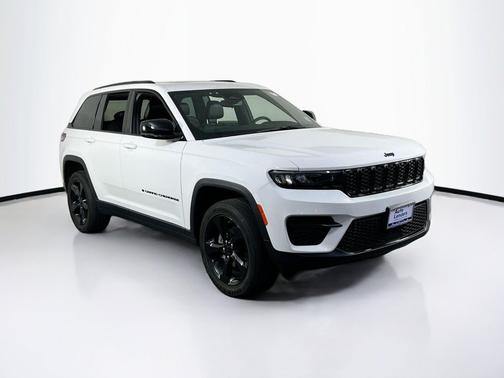 Bright White Clearcoat 2023 Jeep Grand Cherokee Altitude