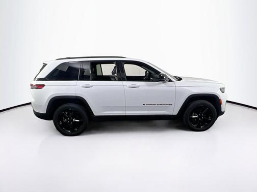 Bright White Clearcoat 2023 Jeep Grand Cherokee Altitude
