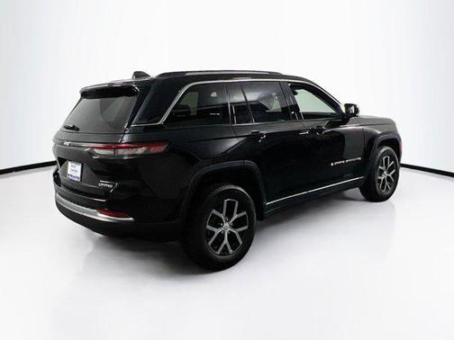 Diamond Black Crystal Pearlcoat 2023 Jeep Grand Cherokee Limited