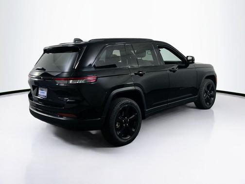 Diamond Black Crystal Pearlcoat 2023 Jeep Grand Cherokee Limited