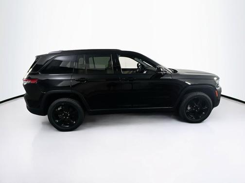 Diamond Black Crystal Pearlcoat 2023 Jeep Grand Cherokee Limited