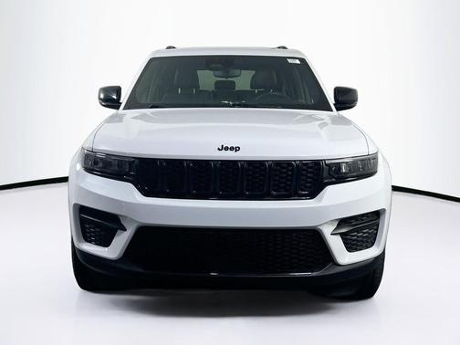 Bright White Clearcoat 2023 Jeep Grand Cherokee Altitude