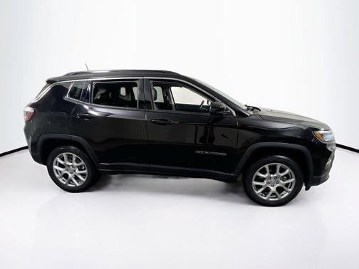 Diamond Black Crystal Pearlcoat 2022 Jeep Compass Latitude Lux