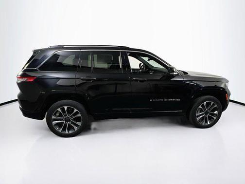 Diamond Black Crystal Pearlcoat 2022 Jeep Grand Cherokee Overland