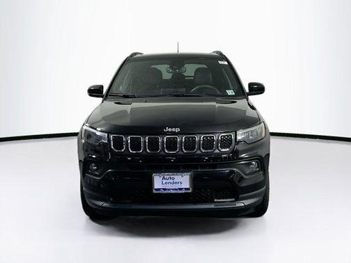 Diamond Black Crystal Pearlcoat 2023 Jeep Compass Latitude Lux