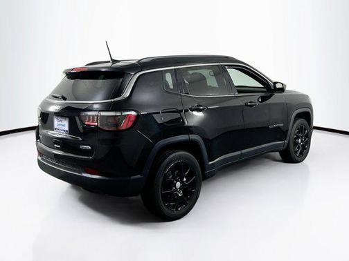 Diamond Black Crystal Pearlcoat 2023 Jeep Compass Latitude Lux