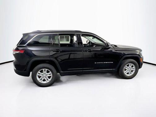 Diamond Black Crystal Pearlcoat 2023 Jeep Grand Cherokee Laredo