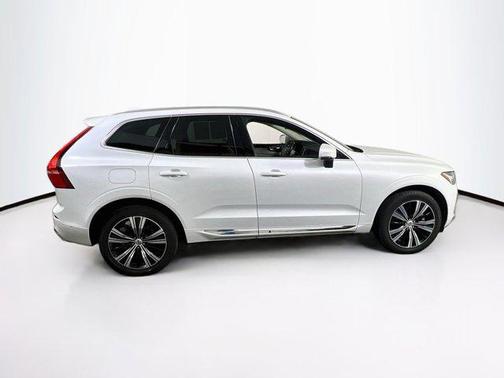 Crystal White Metallic 2022 Volvo XC60 B5 Inscription