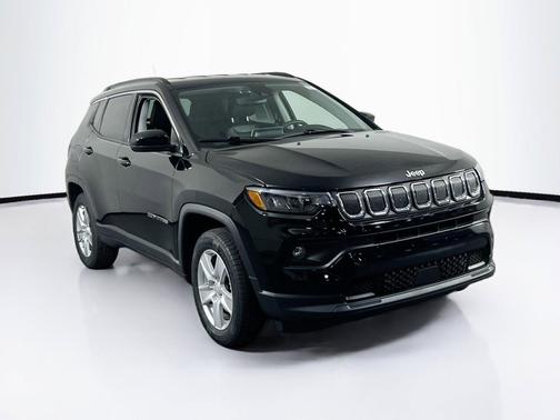 Diamond Black Crystal Pearlcoat 2022 Jeep Compass Latitude