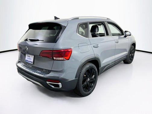 Pure Gray 2023 Volkswagen Taos 1.5T SE