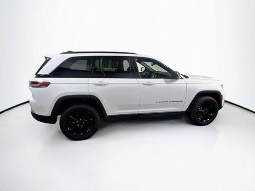 Bright White Clearcoat 2023 Jeep Grand Cherokee Altitude
