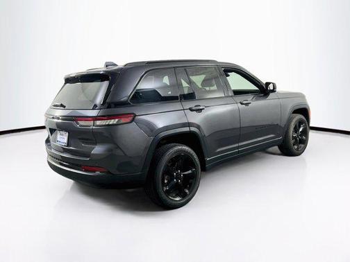 Baltic Gray Metallic Clearcoat 2023 Jeep Grand Cherokee Altitude