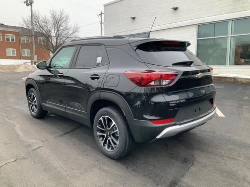 Mosaic Black Metallic 2026 Chevrolet Trailblazer LT