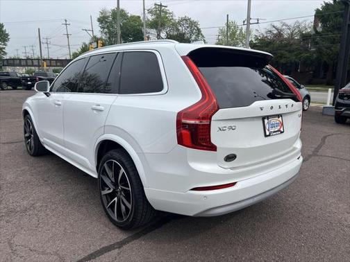 2022 Volvo XC90 T6 Momentum