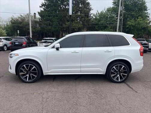 2022 Volvo XC90 T6 Momentum