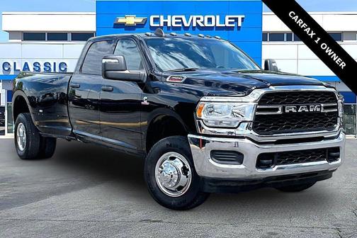 Diamond Black Crystal Pearlcoat 2024 RAM 3500 Tradesman Crew Cab 4x4 8' Box