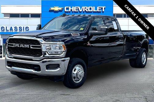 Diamond Black Crystal Pearlcoat 2024 RAM 3500 Tradesman Crew Cab 4x4 8' Box