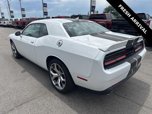 Ivory White Tri-Coat Pearl 2016 Dodge Challenger SXT