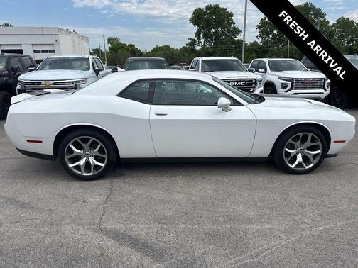 Ivory White Tri-Coat Pearl 2016 Dodge Challenger SXT