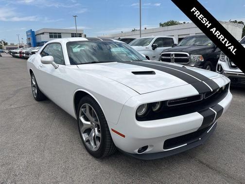 Ivory White Tri-Coat Pearl 2016 Dodge Challenger SXT