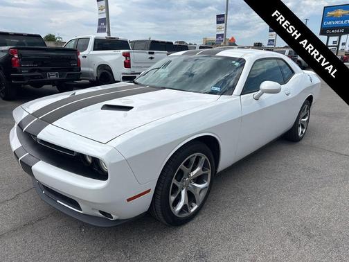 Ivory White Tri-Coat Pearl 2016 Dodge Challenger SXT