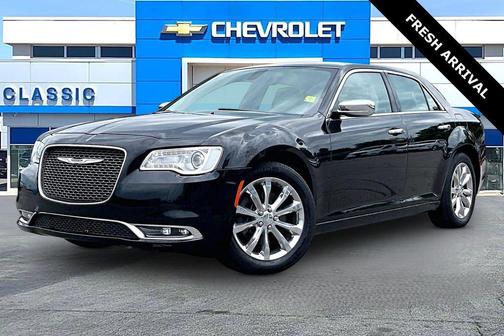Gloss Black 2018 Chrysler 300 Limited