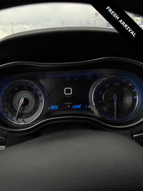 Gloss Black 2018 Chrysler 300 Limited