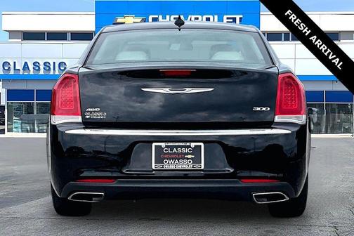 Gloss Black 2018 Chrysler 300 Limited