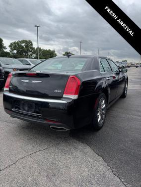 Gloss Black 2018 Chrysler 300 Limited