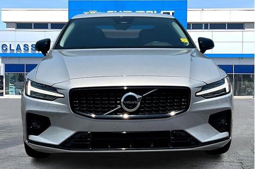 2024 Volvo S60 B5 Plus Dark Theme