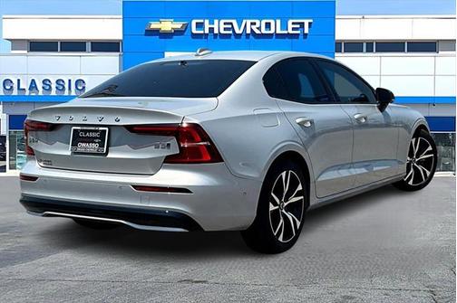 2024 Volvo S60 B5 Plus Dark Theme