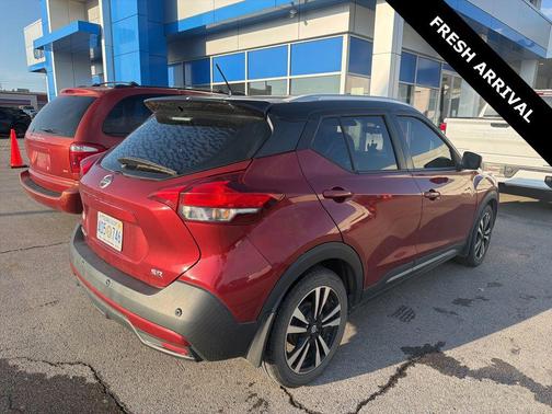 Cayenne Red/Super Black 2020 Nissan Kicks SR