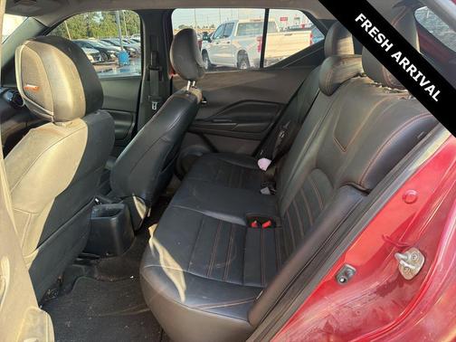 Cayenne Red/Super Black 2020 Nissan Kicks SR