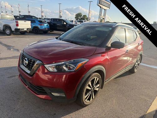 Cayenne Red/Super Black 2020 Nissan Kicks SR