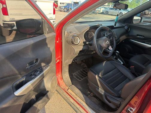 Cayenne Red/Super Black 2020 Nissan Kicks SR