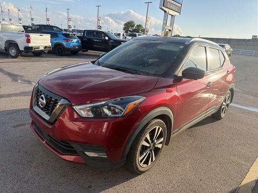 Cayenne Red/Super Black 2020 Nissan Kicks SR