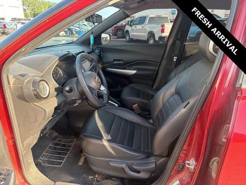 Cayenne Red/Super Black 2020 Nissan Kicks SR