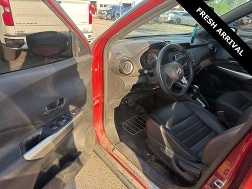 Cayenne Red/Super Black 2020 Nissan Kicks SR
