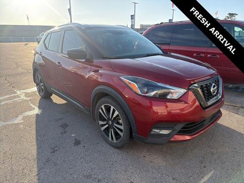 Cayenne Red/Super Black 2020 Nissan Kicks SR