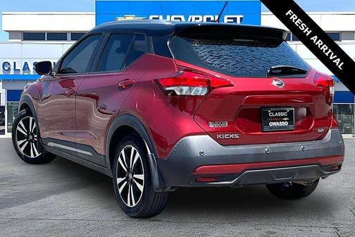Cayenne Red/Super Black 2020 Nissan Kicks SR
