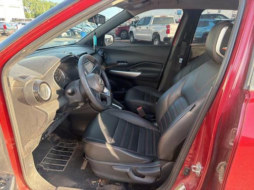 Cayenne Red/Super Black 2020 Nissan Kicks SR