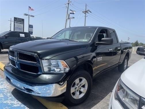 Photo 4 of 11 of 2015 RAM 1500 SLT