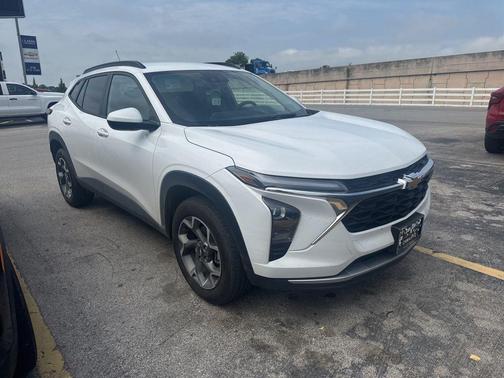Summit White 2025 Chevrolet Trax LT