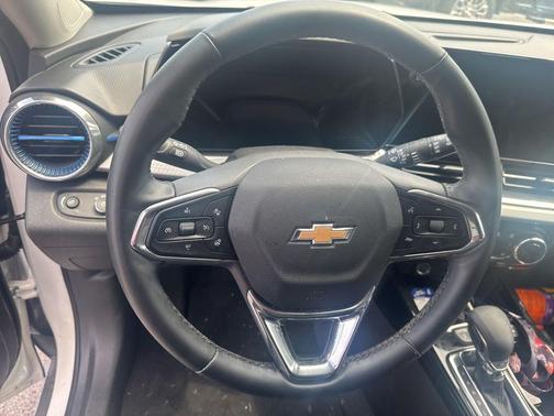 Summit White 2025 Chevrolet Trax LT