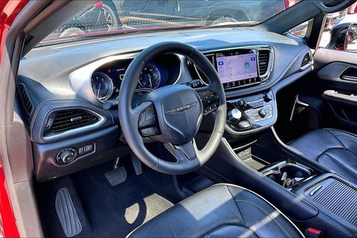 Red Hot Pearlcoat 2025 Chrysler Pacifica Limited