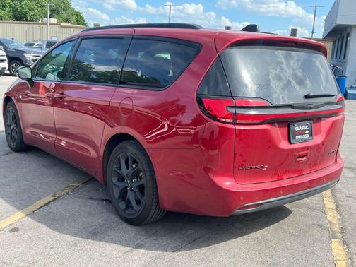 Red Hot Pearlcoat 2025 Chrysler Pacifica Limited