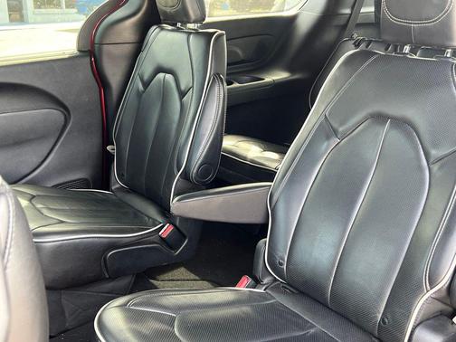 Red Hot Pearlcoat 2025 Chrysler Pacifica Limited