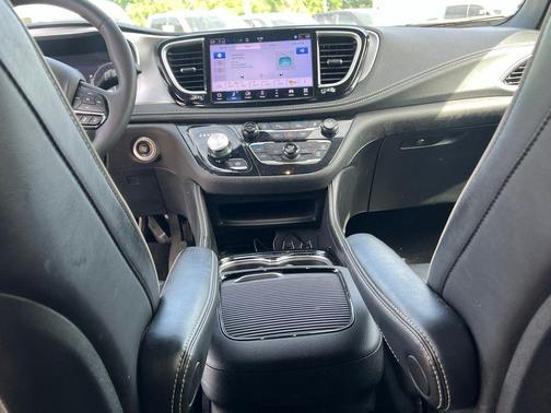 Red Hot Pearlcoat 2025 Chrysler Pacifica Limited